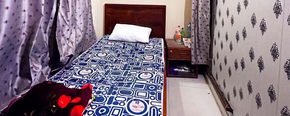 single bed room in hostel lahore